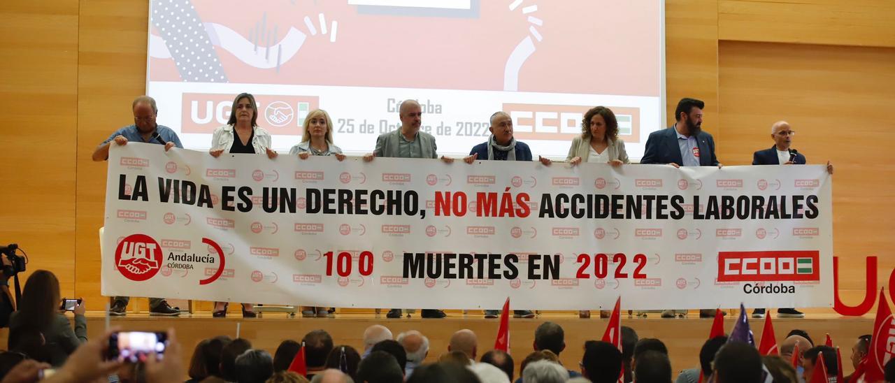 Jaime Sarmiento, Marina Borrego, Carmen Castilla, Unai Sordo, Pepe Álvarez, Nuria López y Vicente Palomares y Aurelio Martín, este martes en la asamblea celebrada en Córdoba.