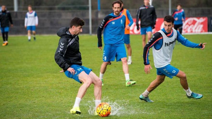 Nacho López, con el balón, ante Aguirre y con Míchel, en el centro, observando la acción.