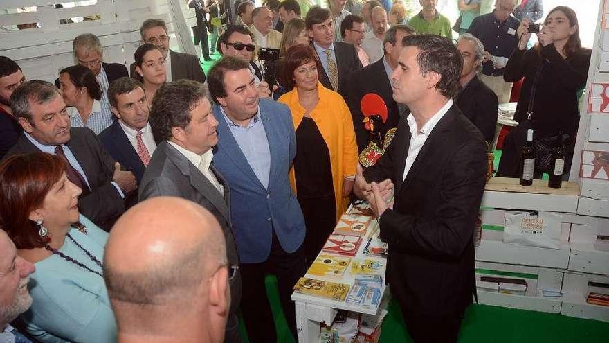 Asistentes a la feria degustan platos típicos y vinos en Expocidades.