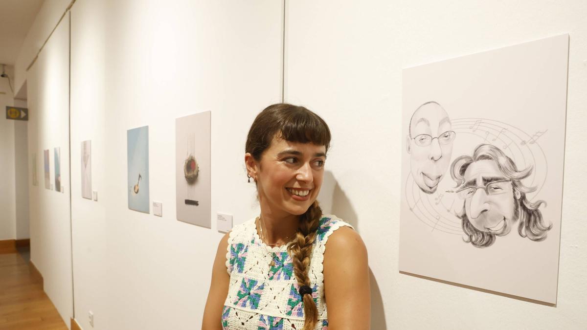 Eva Redondo, hija del fallecido músico Carlos Redondo, ante una ilustración de su padre y de Ígor Medio obra de Mortiner