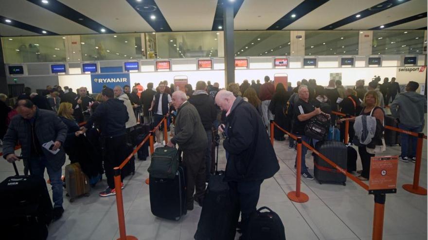 Pasajeros en el aeropuerto de Corvera.