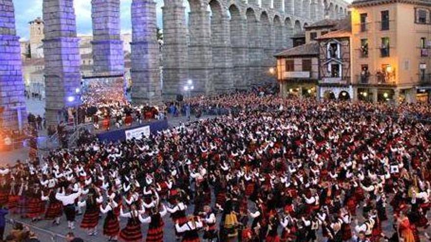 Segovia arrebata a Zaragoza el Guinness de personas bailando la jota