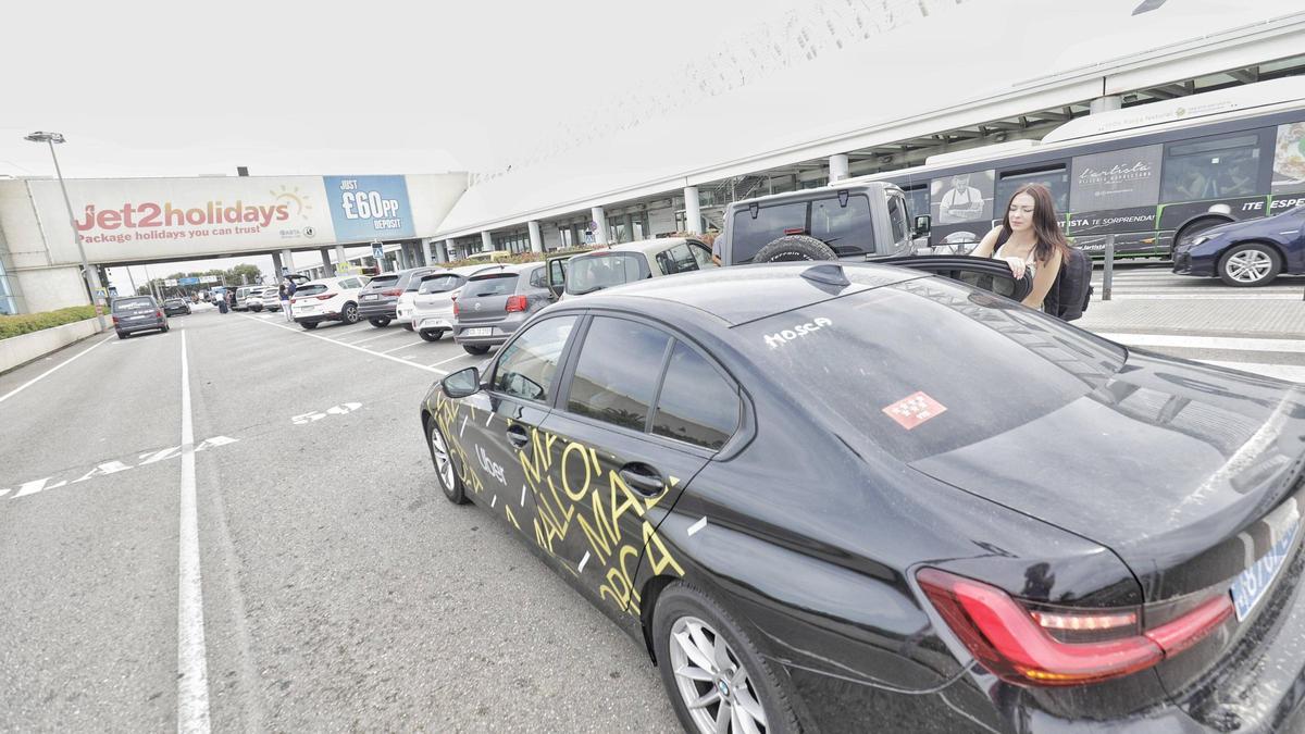 Un vehículo de Uber circulando por las instalaciones del aeropuerto de Palma