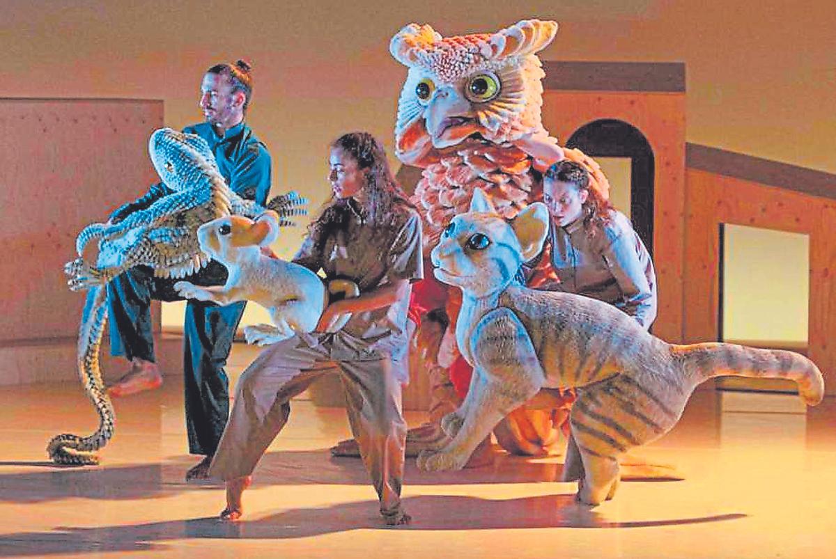 Una escena de la representación de La gata que quería cambiar la historia.