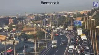 Muere el conductor de un camión tras volcar en la Ronda Litoral de Barcelona, que lleva más de cinco horas cortada