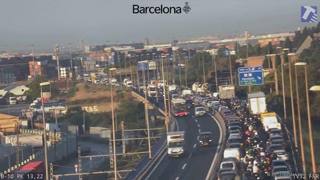 Un accidente causa una retención kilométrica en la Ronda Litoral