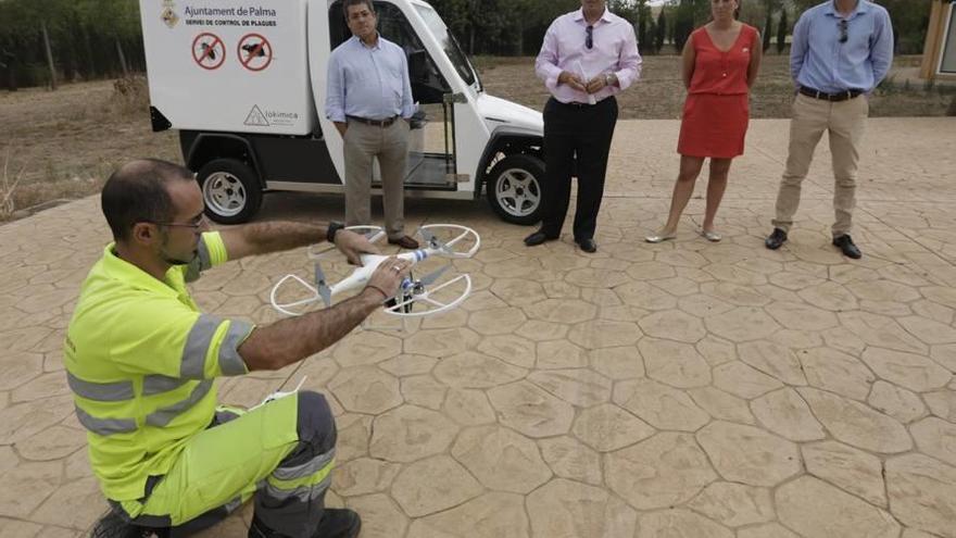 La exregidora Llobera observa una demostración de Lokímica.