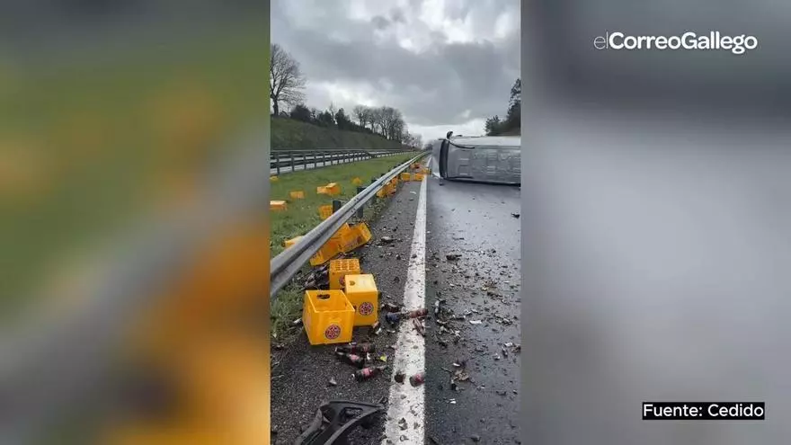 Una furgoneta de reparto vuelca en la AP-9 en Oroso y tiñe la carretera de Estrella Galicia