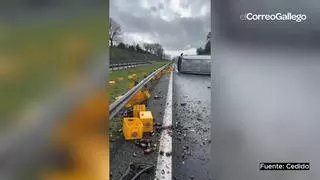 Una furgoneta de reparto vuelca en la AP-9 en Oroso y tiñe la carretera de Estrella Galicia