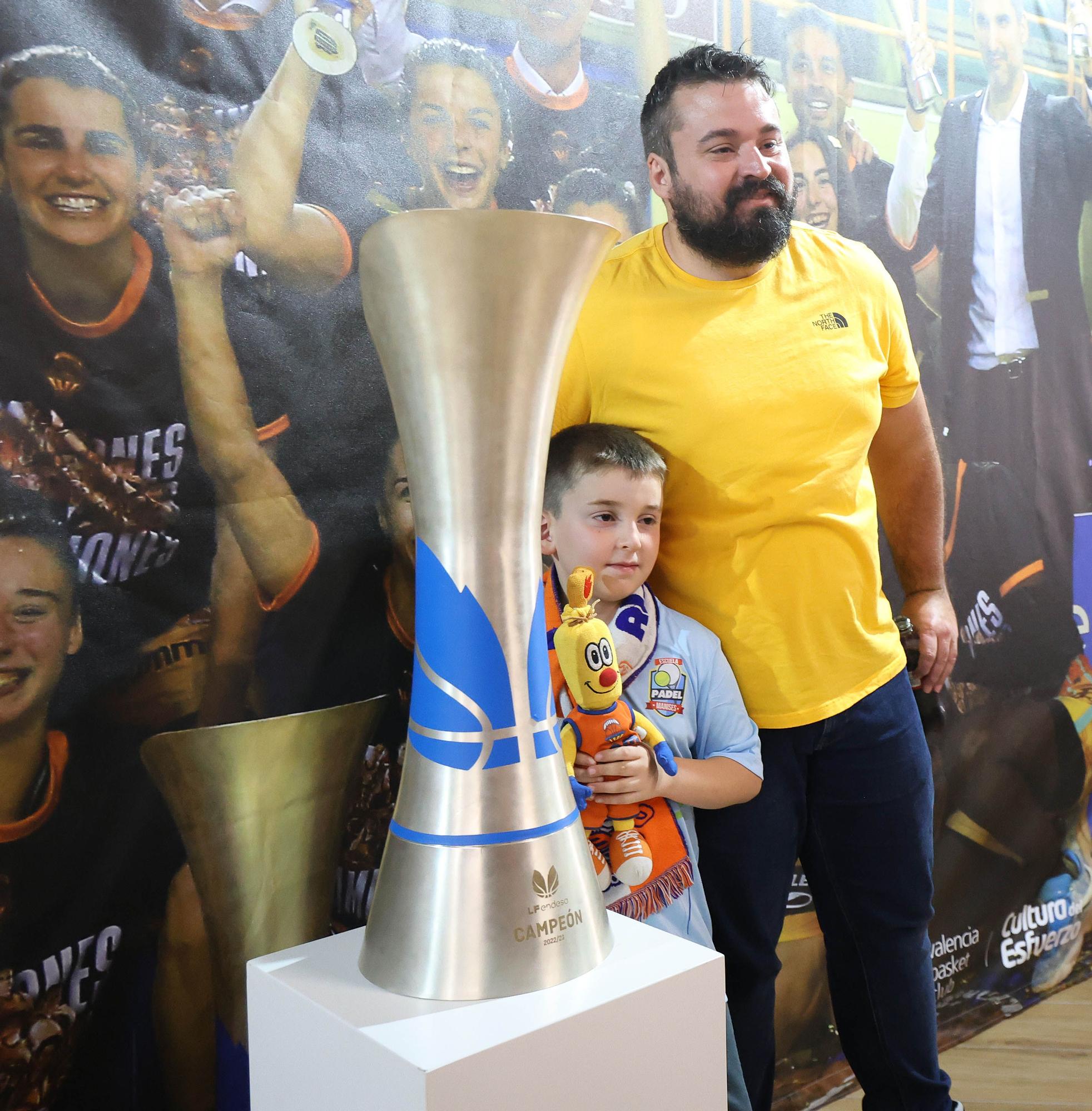 El trofeo de la Liga ya está en la Fonteta