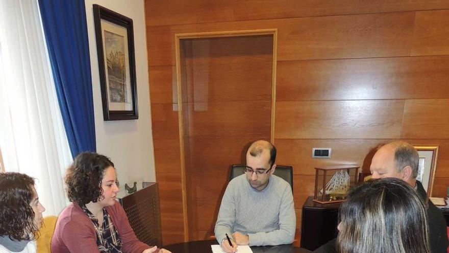 En la cabecera de la mesa, el alcalde, José Víctor Rodríguez; a la izquierda, Marta Alonso y Ana Llano, de la asociación de padres, y, a la derecha, los concejales José María Álvarez y Laura Álvarez, en la reunión de ayer.