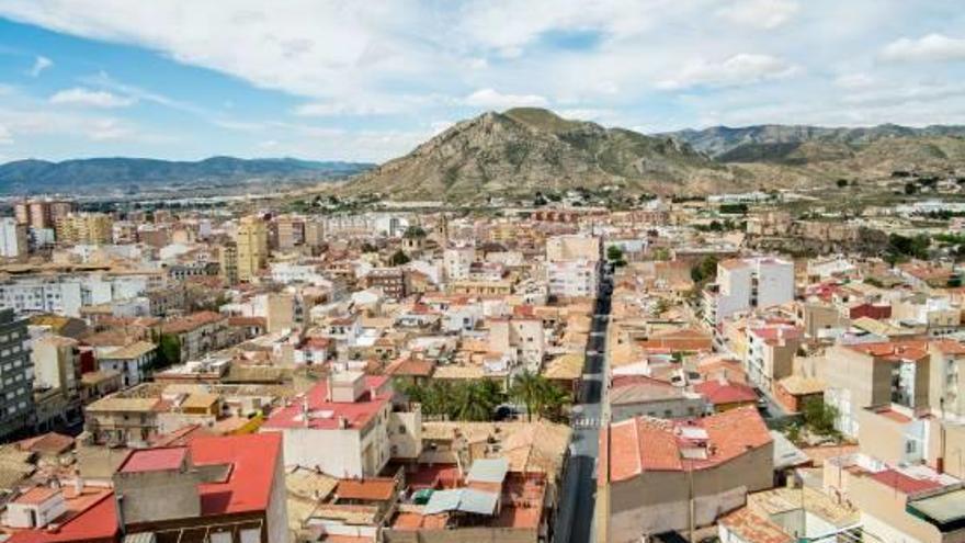 Imagen panorámica del casco antiguo de Elda y barrios cercanos.