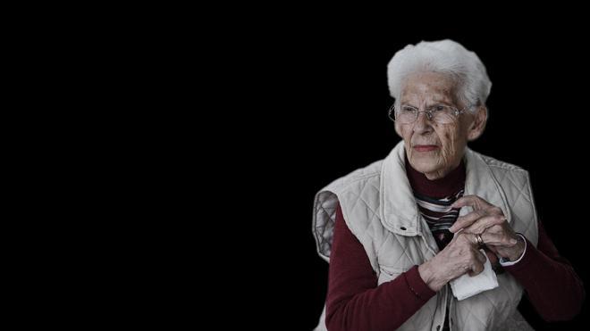 Laura Fernández, centenaria de Ourense, pedaleando en su bicicleta estática