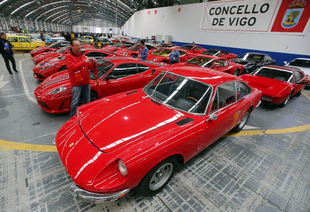 Más de veinte coches de la escudería de lujo se citan en el recinto ferial vigués durante el Salón de vehículos clásicos y de época