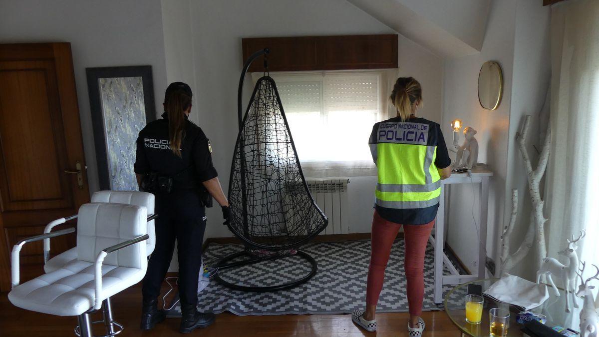 Habitación de uno de los chalets donde las mujeres eran obligadas a prostituirse.