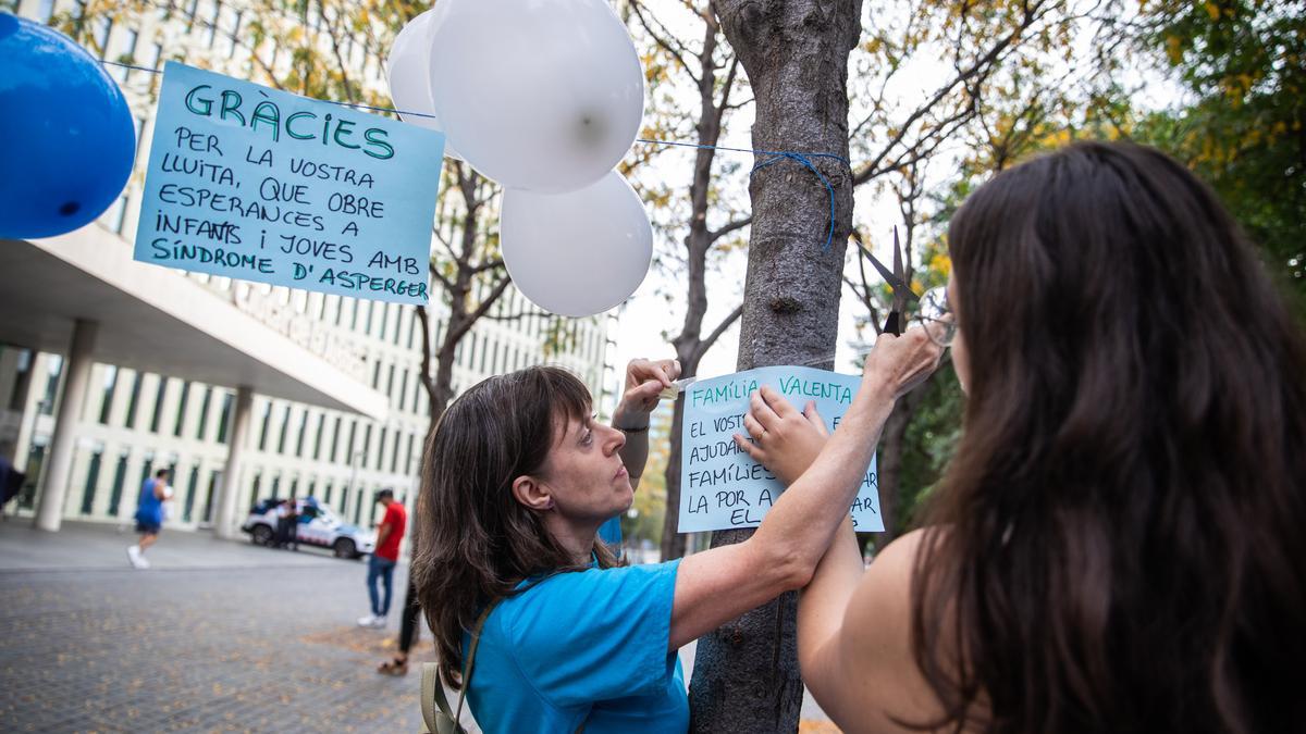 Apoyo en la Ciutat de la Justícia a una familia con un niño con asperger