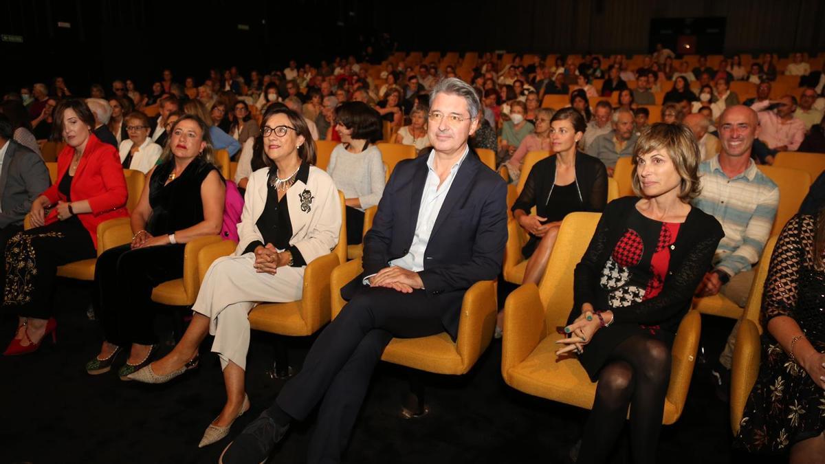 Nava Castro, Cacabelos y Maica Larriba, entre el público que llenó anoche el Auditorio de O Grove