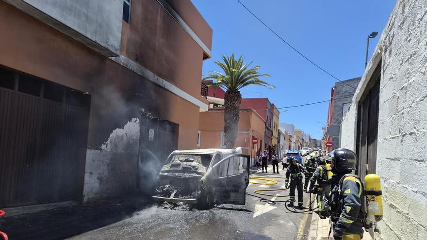 Van Fire Destroys Vehicle and Damages Building in San Cristóbal de La Laguna
