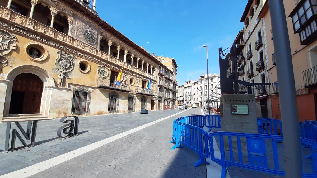 Vallas en torno a la estatua a la que año tras año se encarama el Cipotegato, ayer en la plaza del ayuntamiento.