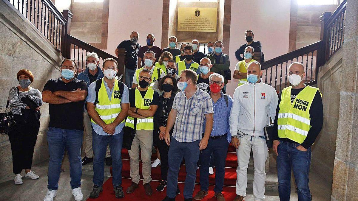 Trabajadores de Alcoa y sindicalistas, ayer a su llegada a la reunión en el Consello Económico.