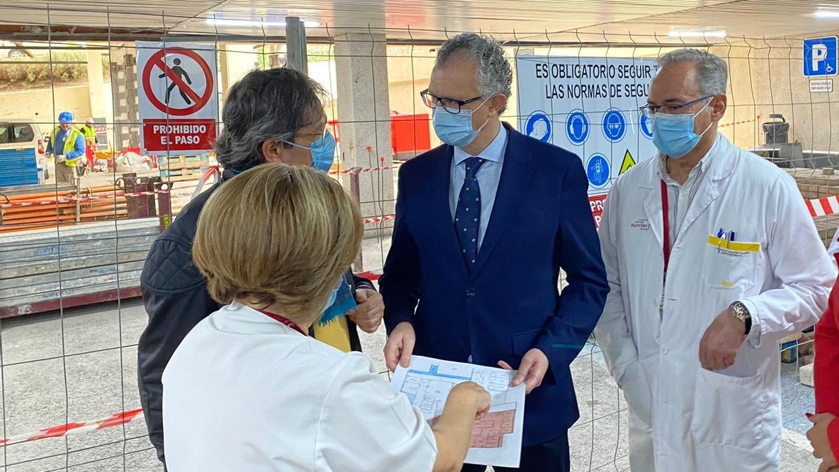 Saturnina Martínez, José Manuel Pérez, Juan José Pedreño y Fulgencio Pelegrín, supervisando las obras, este martes.