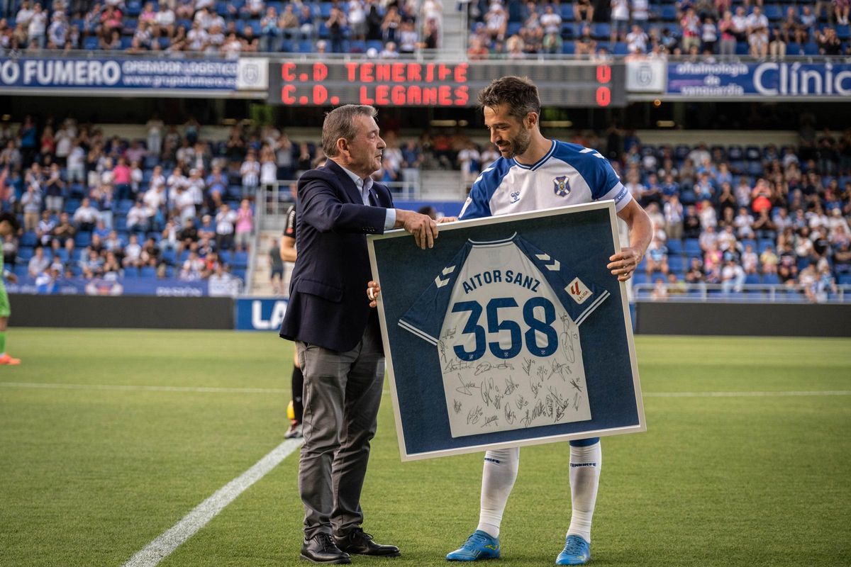 Aitor Sanz, distinguido al convertirse en el tercer futbolista con más partidos en la historia del CD Tenerife.