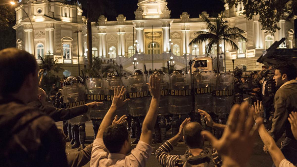 Decenas de manifestantes ante el Palacio de Guanabara, custodiado por la policial, en Río.