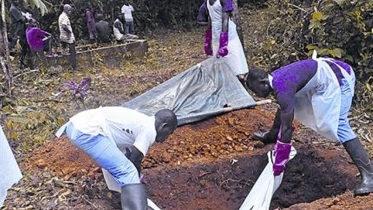 Sepultura de un cadáver con síntomas de contagio por ébola, en Liberia.