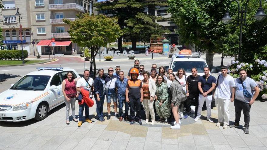 Jaime Fernández posa para la foto de familia, rodeado de sus allegados, en la plaza del Concello.