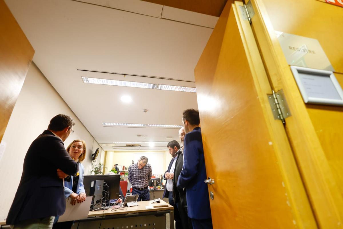 Los municipalistas registran su ILP en las Corts, este martes.