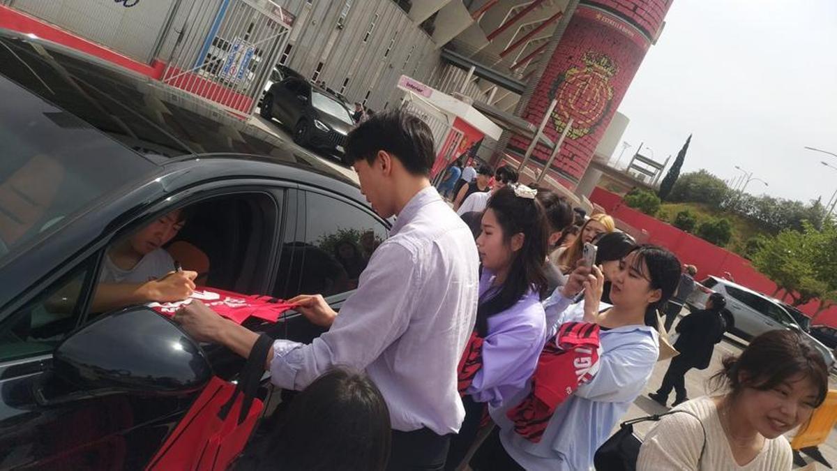 Kang firma camisetas a una larga cola de aficionados surcoreanos, a la salida de Son Moix.