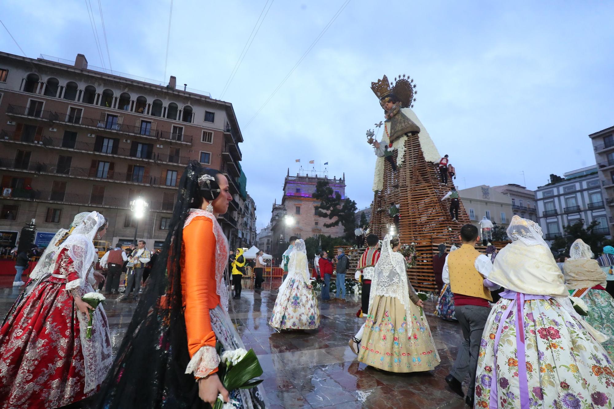 Búscate en el primer día de ofrenda por la calle de la Paz (entre las 18:00 a las 19:00 horas)