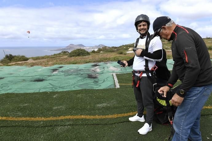 10-05-19 LAS PALMAS DE GRAN CANARIA. ZONA DE SALTOS PARAPENTE DE LOS GILES. LAS PALMAS DE GRAN CANARIA. Nardy Barrios en parapente.  Nardy Barrios se tira en parapente desde Los Giles junto a una persona que ganó un concurso. Fotos: Juan Castro  | 10/05/2019 | Fotógrafo: Juan Carlos Castro