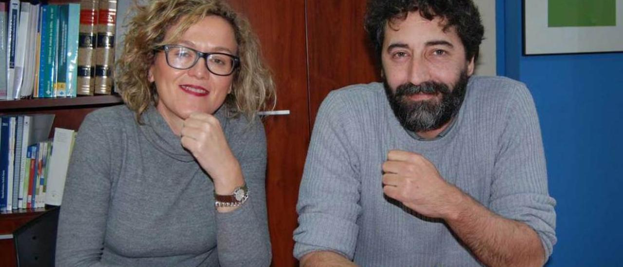 Susana Santamarina y Chema Nieto, en el despacho de la gerencia del hospital, en Arriondas.