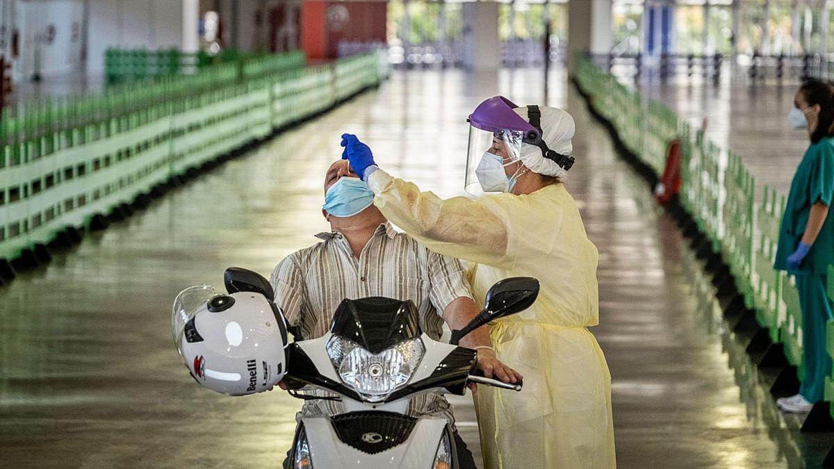 Un hombre se realiza la prueba de coronavirus en el Recinto Ferial y una mujer en Tegueste. | | ANDRÉS GUTIÉRREZ