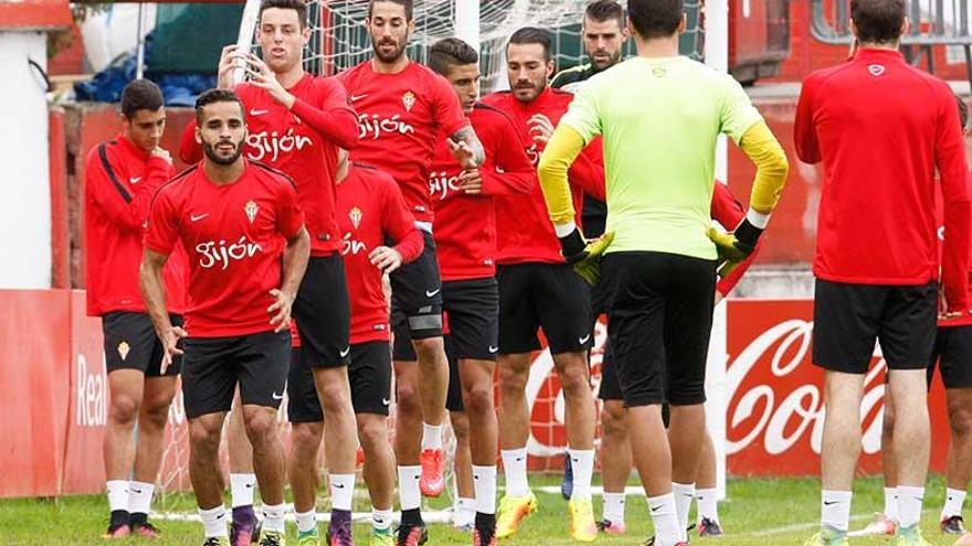 Los jugadores del Sporting, durante un entrenamiento en Mareo.