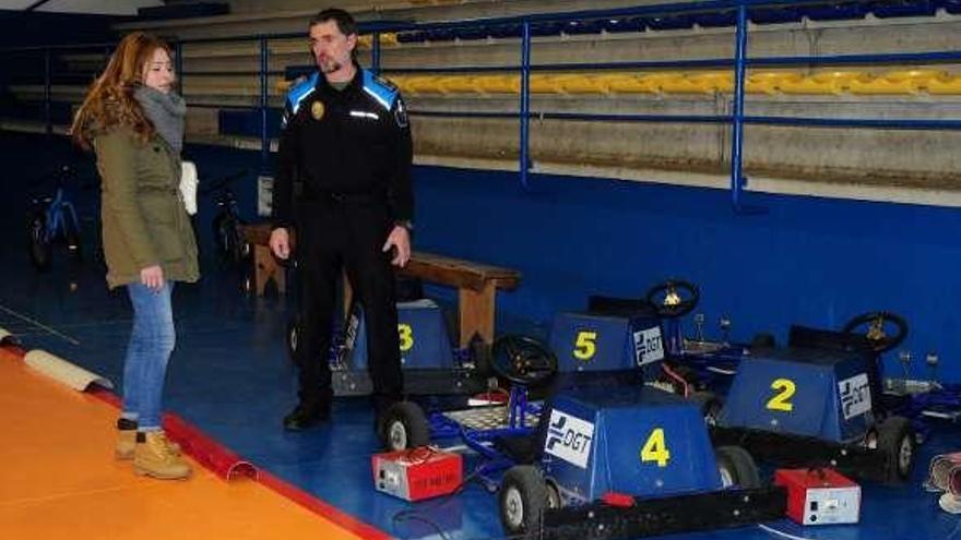 Nuria Morgade y José Luis Maquieira muestran los karts de la DGT.