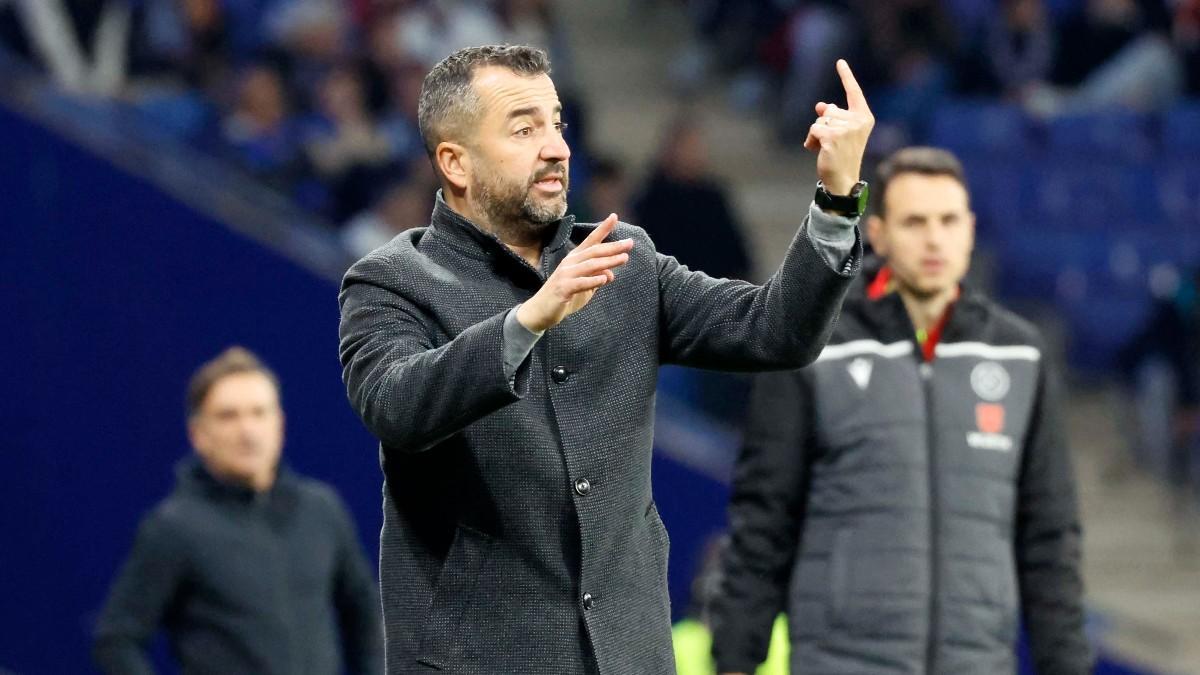 Diego Martínez, con pocos efectivos para el centro del campo de cara al duelo contra el Girona