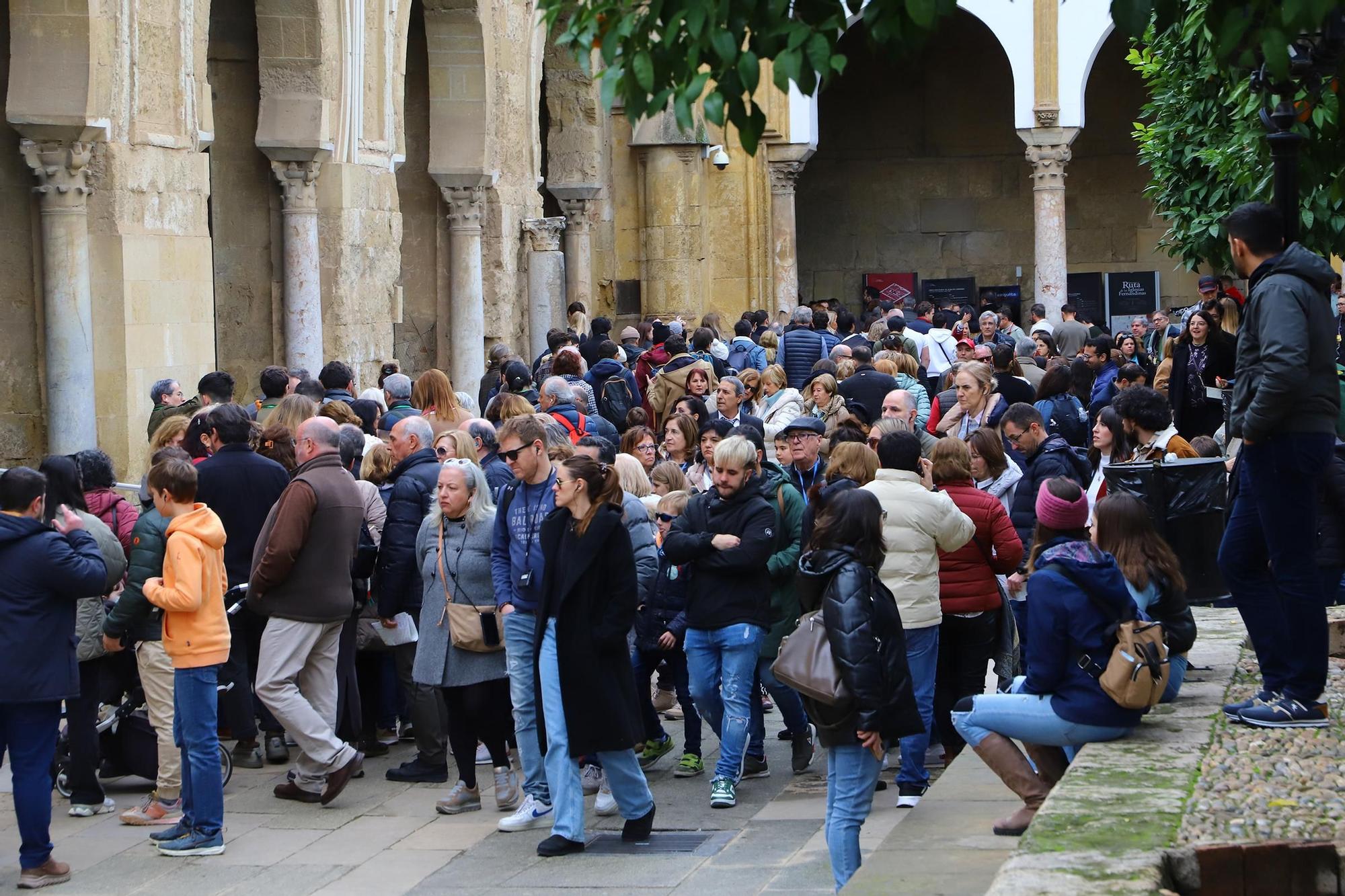 Turistas y cordobeses se echan a la calle