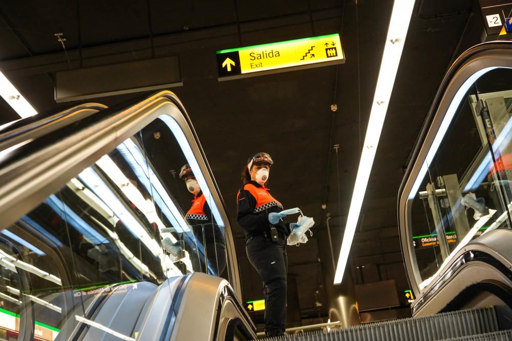 Reparto de mascarillas en la estación de metro del Perchel y en la estación de Cercanías María Zambrano, este lunes con el reinicio de la actividad laboral no esencial.