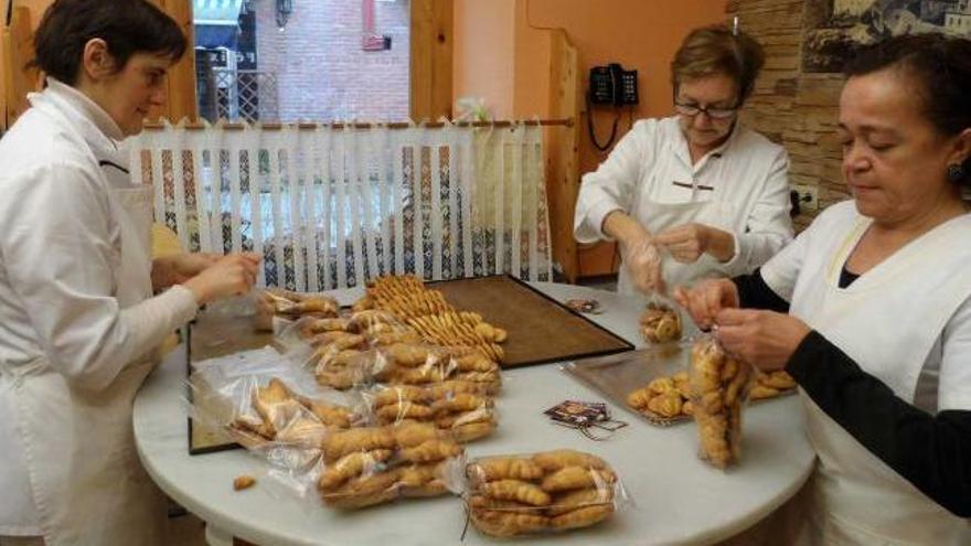 María Jesús Iglesias, Antonia Durán y Tati Gutiérrez, en plena faena, en Candás.