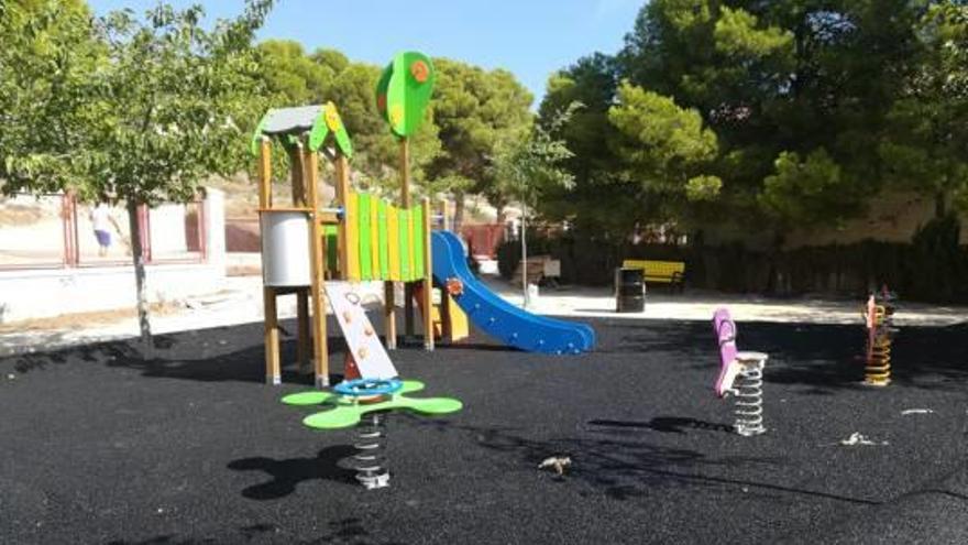 Xixona instala juegos infantiles en el colegio Cristòfol Colom y repara la pista del Eloy Coloma