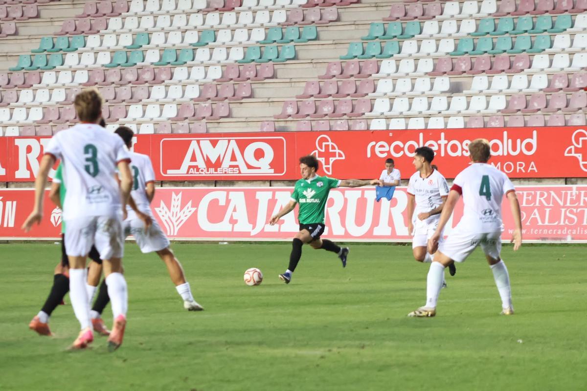 Izan, entre rivales, en el Zamora CF - Cultural