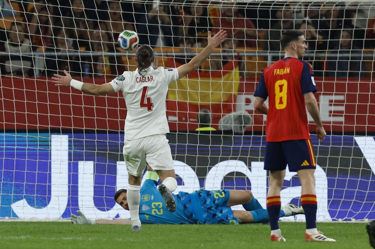 SEVILLA, 18/11/2025.- El defensa de Turquía, Caglar Söyüncü, celebra el segundo gol del combinado turco durante el encuentro correspondiente a la fase de clasificación para el Mundial 2026 que disputan hoy martes España y Turquía en el estadio de La Cartuja, en Sevilla. EFE / Julio Muñoz.