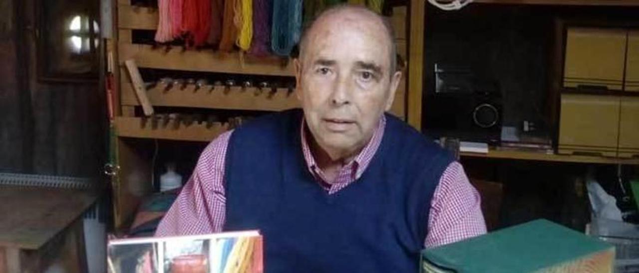 Javier Pujol con su libro.