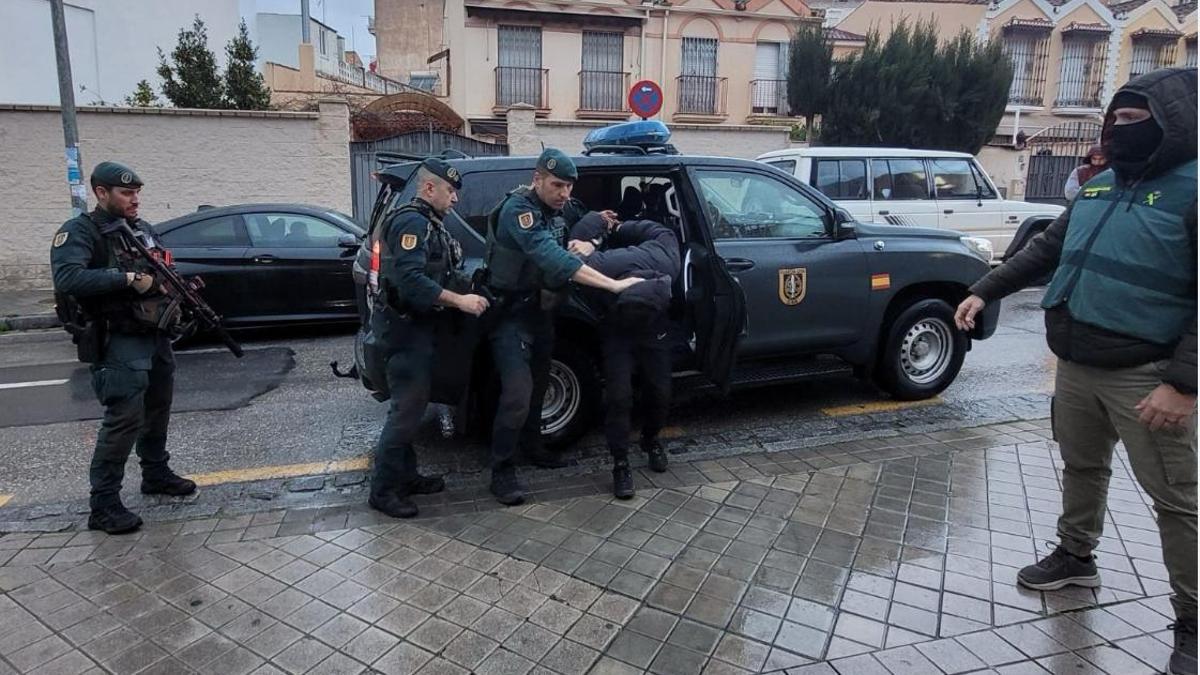 Agentes de la Guardia Civil, durante la desarticulación de una trama yihadista en la operación Pozo Amarillo