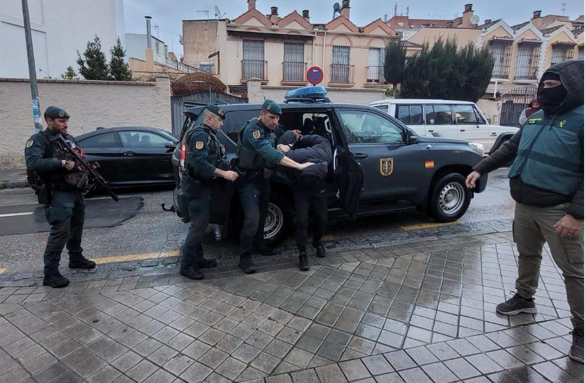 Agentes de la Guardia Civil, durante la desarticulación de una trama yihadista en la operación Pozo Amarillo