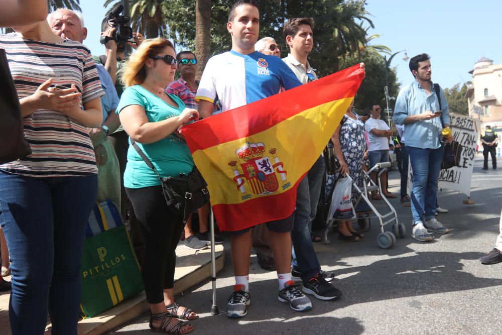 Los representantes políticos han guardado tres minutos de silencio en homenaje a las víctimas del atentado de Barcelona