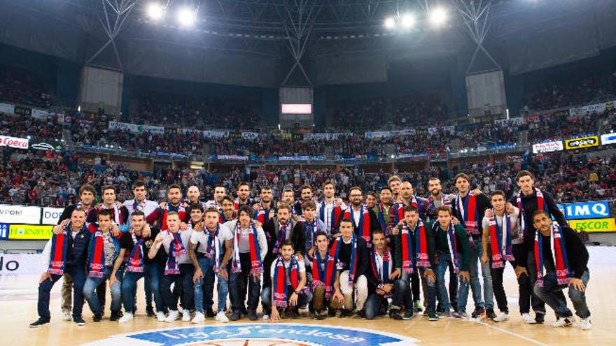 Homenaje y ovación al Deportivo Alavés en el descanso