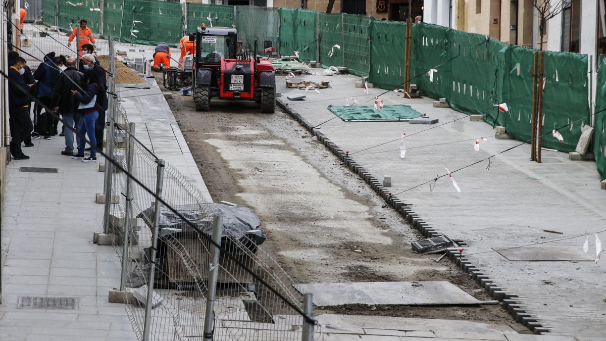 Los operarios trabajan en la peatonalización de Gran Vía.